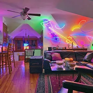 Mike & Allen's Place On The Park_2 Homestay Columbus